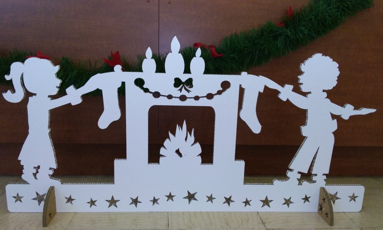 Cheminée et enfants en carton FSC blanc - Déco Noël
