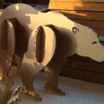 Grand ours polaire en carton FSC recyclé et recyclable. Créa Marybo pour Cartonkit events. Atelier de fabrication en Nouvelle Aquitaine.