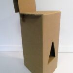 Mobilier en carton FSC : le tabouret haut avec dosseret.