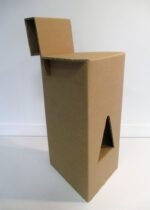 Mobilier en carton FSC : le tabouret haut avec dosseret.