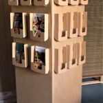 Présentoir flyers A5 A6 sur pieds en carton FSC, 100 % recyclé et recyclable. 4 faces. Cartonkit events